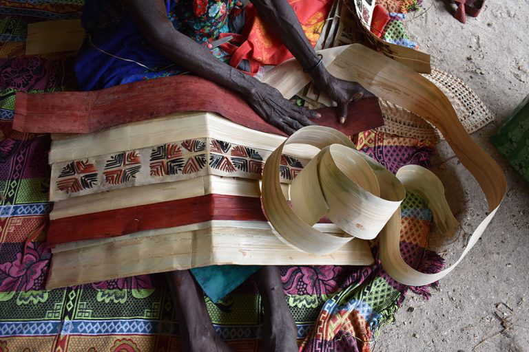 Elizabeth Watsi Saman preparing tsinsu during Women's Wealth workshop